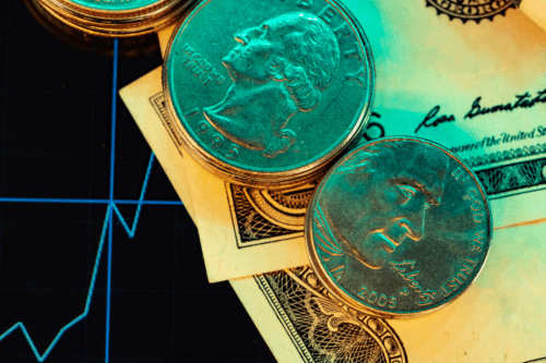 Notas de dólar americano e gráficos em fundo preto.