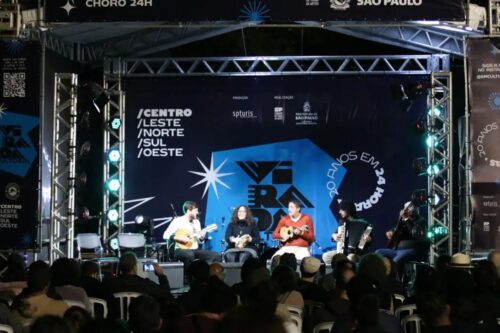 Fotografia de uma apresentação musical noturna no palco da Virada Cultural, em São Paulo.