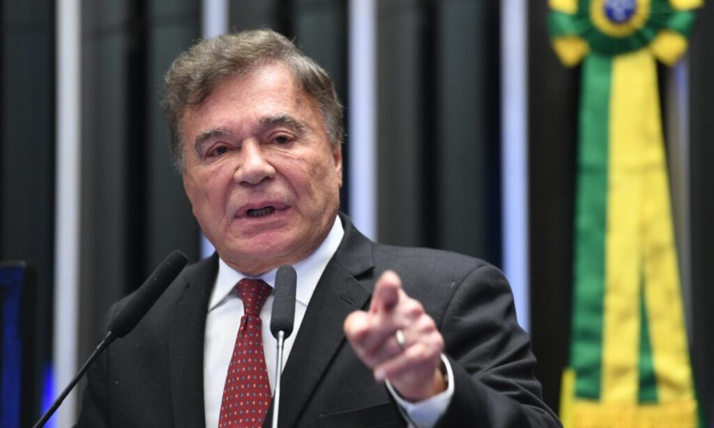 Alvaro Dias durante discurso no Senado em meio à divulgação de pesquisa eleitoral no Paraná.