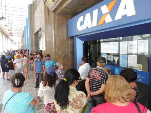 Fila em agência da Caixa durante atendimento bancário; caso envolve contas históricas do século XIX.