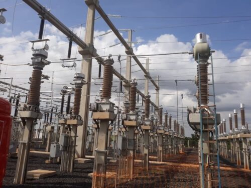 Subestação elétrica da CEMIG (CMIG4) com equipamentos de transmissão e estruturas de energia em operação a céu aberto.