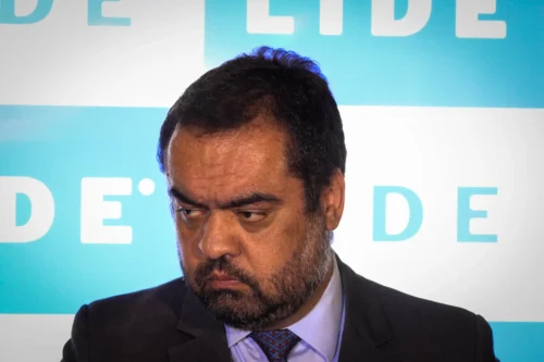 Cláudio Castro durante evento oficial, representando ser alvo de operação da PF sobre aportes do Rioprevidência no Banco Master.