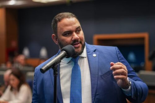 Deputado Thiago Rangel fala ao microfone em plenário antes de ser preso em operação da Polícia Federal no RJ.