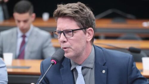 Deputado Mario Frias fala em comissão da Câmara, representando apuração no STF sobre emendas destinadas a ONG ligada a filme.