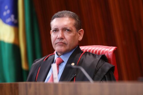 Presidente do TSE, Nunes Marques assume comando da Corte Eleitoral com foco em IA nas eleições de 2026.