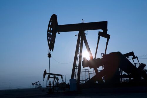 Queda do petróleo leva barril abaixo de US$ 100 após avanço por paz no Oriente Médio.