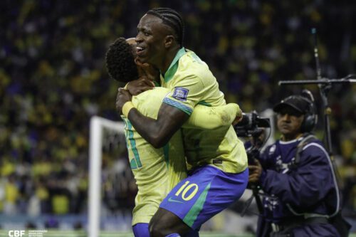 Jogadores da seleção brasileira comemoram gol em partida antes do amistoso entre Brasil e Panamá.
