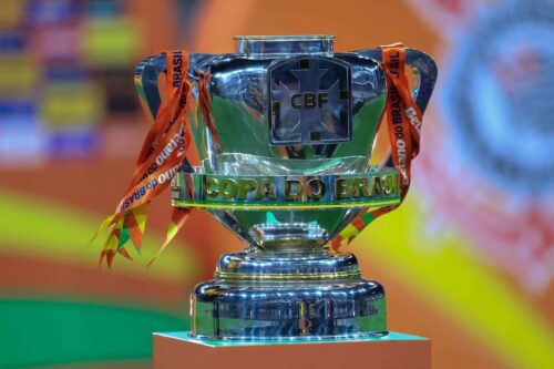 Troféu da Copa do Brasil com fitas da CBF durante cerimônia de sorteio das oitavas de final do torneio.