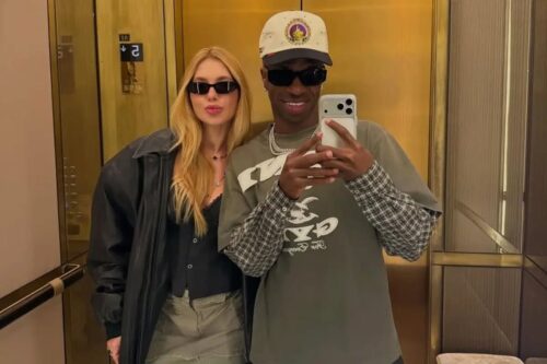 Vini Jr e Virginia Fonseca posam juntos em selfie no elevador; casal termina o relacionamento.