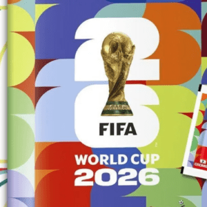 Imagem promocional da Panini mostrando o álbum de figurinhas oficial da Copa do Mundo da FIFA 2026 e um pacote de figurinhas ao lado. A capa do álbum possui um fundo colorido com formas abstratas em tons de verde, azul, vermelho e amarelo. No centro, destaca-se o número "26" estilizado em branco, sobreposto pela imagem da taça dourada da Copa do Mundo e a palavra "FIFA" logo abaixo. Na parte inferior da capa, está escrito "WORLD CUP 2026" em letras brancas. À direita, um pacote de figurinhas fechado reproduz o mesmo design da capa do álbum, exibindo os logotipos da FIFA e da Panini.