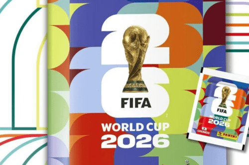 Imagem promocional da Panini mostrando o álbum de figurinhas oficial da Copa do Mundo da FIFA 2026 e um pacote de figurinhas ao lado. A capa do álbum possui um fundo colorido com formas abstratas em tons de verde, azul, vermelho e amarelo. No centro, destaca-se o número "26" estilizado em branco, sobreposto pela imagem da taça dourada da Copa do Mundo e a palavra "FIFA" logo abaixo. Na parte inferior da capa, está escrito "WORLD CUP 2026" em letras brancas. À direita, um pacote de figurinhas fechado reproduz o mesmo design da capa do álbum, exibindo os logotipos da FIFA e da Panini.