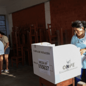 Urnas de votação no Peru.