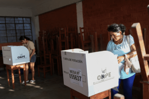 Urnas de votação no Peru.