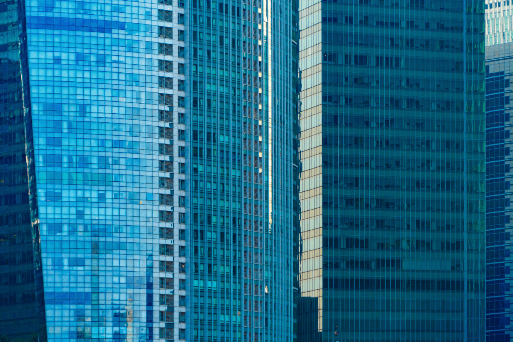 Janelas de edifícios de escritórios. Design de fachada de arquitetura de vidro.