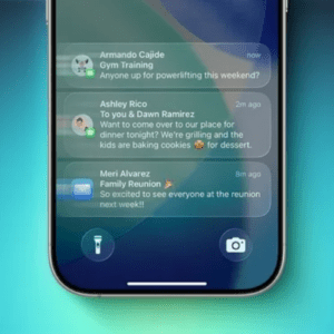 parte inferior da tela de bloqueio de um iPhone, identificada como iOS 27, exibe três notificações de mensagens flutuando sobre um fundo abstrato em tons de azul e verde. A primeira notificação é de Armando Cajide em um grupo de academia, perguntando sobre levantamento de peso. A segunda é de Ashley Rico, convidando para um jantar com churrasco e cookies. A terceira é de Meri Alvarez, expressando animação para uma reunião de família na próxima semana. Na parte inferior da tela, aparecem os ícones clássicos da lanterna e da câmera.