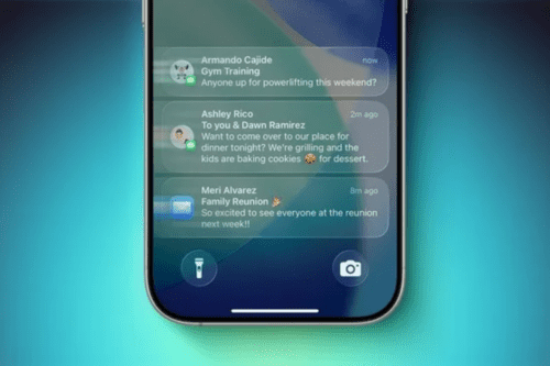 parte inferior da tela de bloqueio de um iPhone, identificada como iOS 27, exibe três notificações de mensagens flutuando sobre um fundo abstrato em tons de azul e verde. A primeira notificação é de Armando Cajide em um grupo de academia, perguntando sobre levantamento de peso. A segunda é de Ashley Rico, convidando para um jantar com churrasco e cookies. A terceira é de Meri Alvarez, expressando animação para uma reunião de família na próxima semana. Na parte inferior da tela, aparecem os ícones clássicos da lanterna e da câmera.