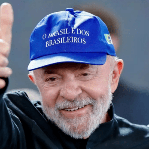 Luiz Inácio Lula da Silva lidera nas pesquisas para presidente.