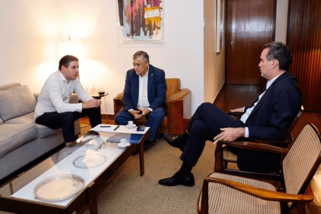 Presidente da Câmara Hugo Motta, reunido com os ministros José Guimarães e Bruno Moretti.