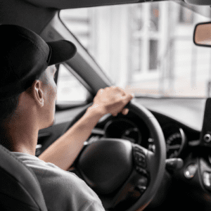 Um jovem dirigindo um carro.