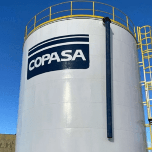 Vista frontal de um tanque industrial branco com a marca Copasa, com tubulação.