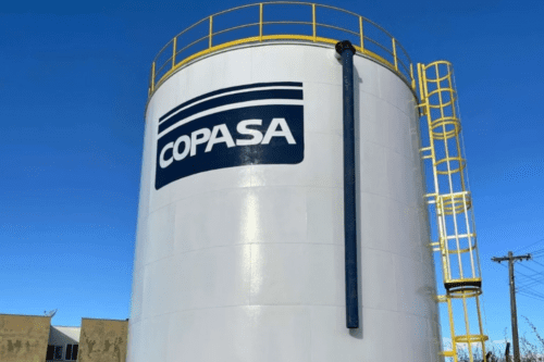 Vista frontal de um tanque industrial branco com a marca Copasa, com tubulação.