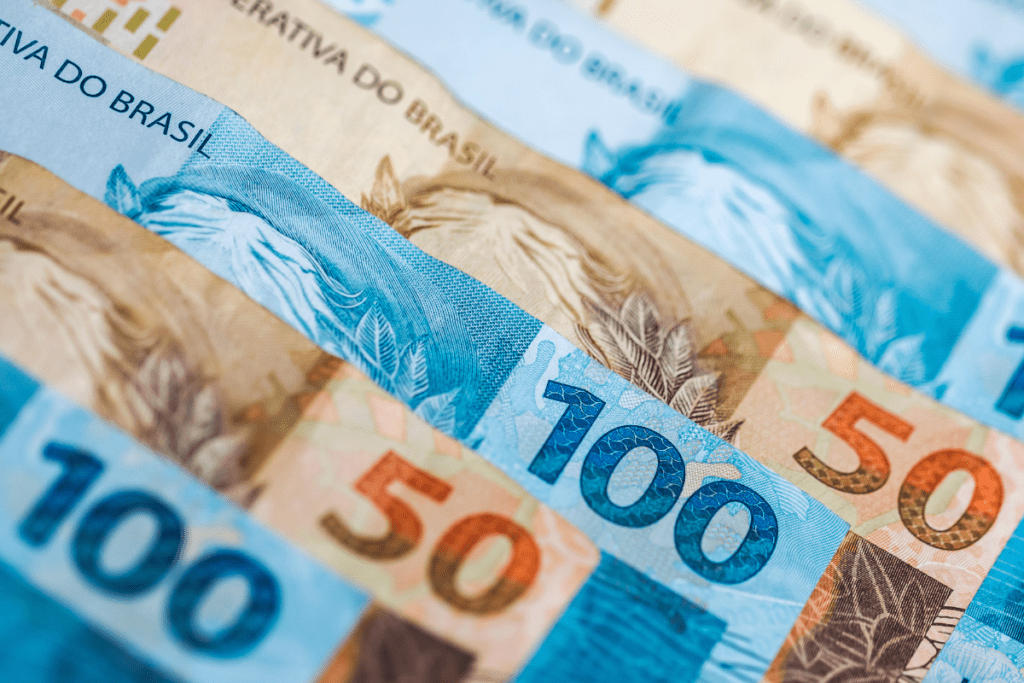 Closeup do fundo das notas brasileiras de 100 e 50 reais.