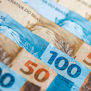 Closeup do fundo das notas brasileiras de 100 e 50 reais.