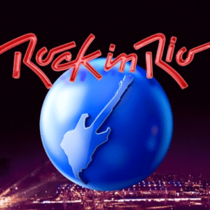 Logotipo oficial do festival Rock in Rio centralizado sobre uma vista aérea noturna do evento iluminado. O logo consiste em uma grande esfera azul brilhante com a silhueta de uma guitarra estilizada em seu centro. Acima da esfera, está escrita a frase "Rock in Rio" em uma fonte vermelha manuscrita e marcante. O fundo da imagem mostra as luzes da Cidade do Rock e o público sob um céu escuro.