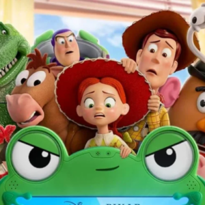 Uma imagem promocional de animação 3D do filme Toy Story 5 mostrando os personagens clássicos com expressões assustadas ou preocupadas. No centro, a cowgirl Jessie olha para frente chocada, segurando o chapéu. Atrás dela estão o cowboy Woody, o cavalo Bala no Alvo, Buzz Lightyear e o dinossauro Rex à esquerda, e o Sr. Cabeça de Batata e o porquinho Hamm à direita. O garfinho Forky aparece no canto esquerdo inferior com um chapéu preto. Em primeiro plano, cobrindo a parte inferior, há um tablet ou console de jogos verde em formato de sapo com olhos grandes e semicerrados, expressando seriedade.