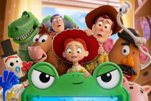 Uma imagem promocional de animação 3D do filme Toy Story 5 mostrando os personagens clássicos com expressões assustadas ou preocupadas. No centro, a cowgirl Jessie olha para frente chocada, segurando o chapéu. Atrás dela estão o cowboy Woody, o cavalo Bala no Alvo, Buzz Lightyear e o dinossauro Rex à esquerda, e o Sr. Cabeça de Batata e o porquinho Hamm à direita. O garfinho Forky aparece no canto esquerdo inferior com um chapéu preto. Em primeiro plano, cobrindo a parte inferior, há um tablet ou console de jogos verde em formato de sapo com olhos grandes e semicerrados, expressando seriedade.