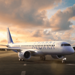 Uma aeronave comercial de passageiros branca com a inscrição "AZORRA" em letras azuis estilizadas na lateral da fuselagem. O avião está estacionado em uma pista de pouso asfaltada, de frente para o lado direito, com os faróis dianteiros acesos. O fundo mostra uma paisagem de vegetação baixa sob um céu dramático de fim de tarde ou amanhecer, com nuvens volumosas iluminadas por tons dourados, laranjas e rosados do sol.