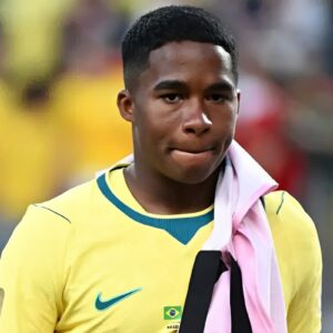 Endrick com uniforme da seleção brasileira durante partida, olhando para o campo após deixar o gramado.