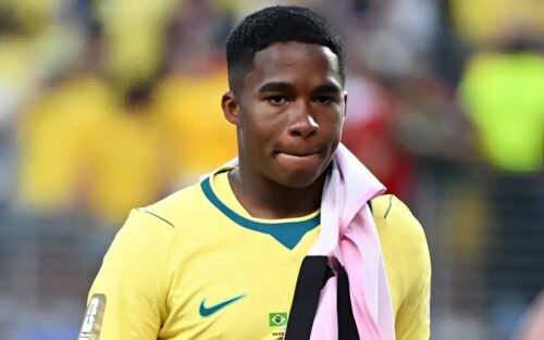 Endrick com uniforme da seleção brasileira durante partida, olhando para o campo após deixar o gramado.