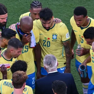 jogadores do Brasil durante a pausa para hidratação na Copa do Mundo 2026