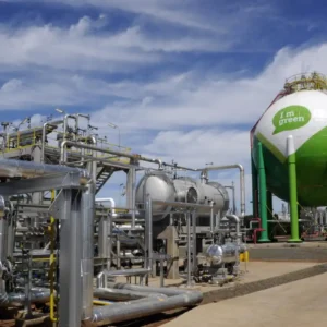 Instalações industriais da Braskem com tanques, tubulações e estrutura petroquímica sob céu parcialmente nublado.