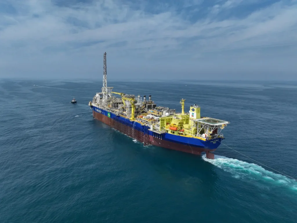 Plataforma de petróleo da Brava Energia opera em alto-mar durante atividade de produção offshore.