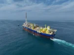 Plataforma de petróleo da Brava Energia opera em alto-mar durante atividade de produção offshore.