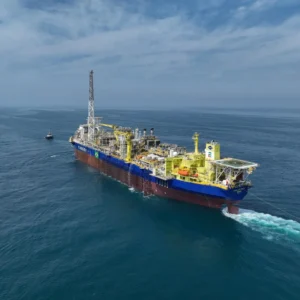 Plataforma de petróleo da Brava Energia opera em alto-mar durante atividade de produção offshore.