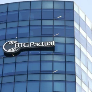 Fachada de prédio corporativo do BTG Pactual, banco que revisou projeções para inflação e juros no Brasil.