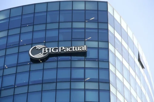 Fachada de prédio corporativo do BTG Pactual, banco que revisou projeções para inflação e juros no Brasil.