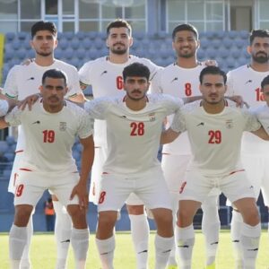 Seleção do Irã posa para foto oficial antes de partida, em estádio, durante preparação para competição internacional.