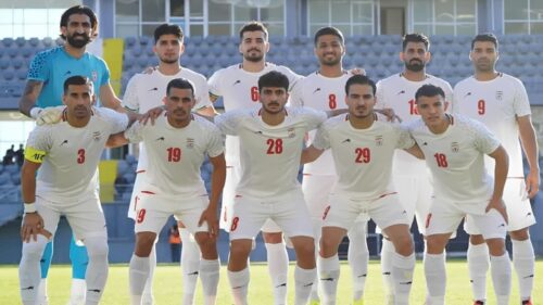 Seleção do Irã posa para foto oficial antes de partida, em estádio, durante preparação para competição internacional.