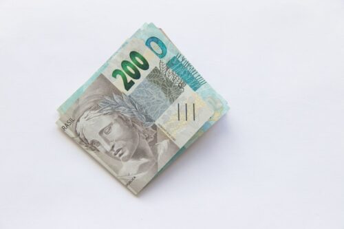 Calendário Bolsa Família de julho: cédulas de real representam o pagamento do benefício às famílias