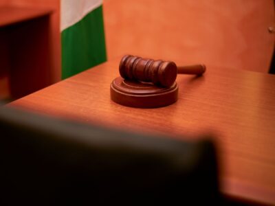 Caso Dark Horse no STF: martelo da Justiça simboliza a definição do relator do processo