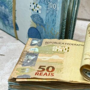 Cédulas de real representando a devolução do auxílio emergencial cobrada pelo governo federal