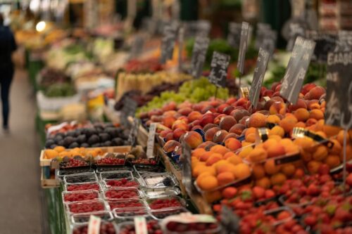 Bancas de frutas e verduras em mercado ilustram alta dos preços da alimentação em São Paulo em maio de 2026.