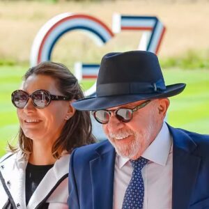 Presidente Lula chega à cúpula do G7 na França acompanhado de integrantes da comitiva brasileira.