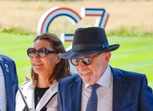 Presidente Lula chega à cúpula do G7 na França acompanhado de integrantes da comitiva brasileira.