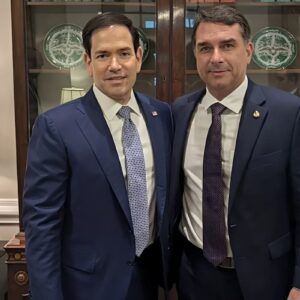 Marco Rubio e Flávio Bolsonaro posam juntos durante encontro oficial em Washington, em foto divulgada após reunião.