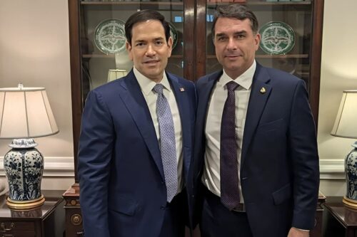 Marco Rubio e Flávio Bolsonaro posam juntos durante encontro oficial em Washington, em foto divulgada após reunião.